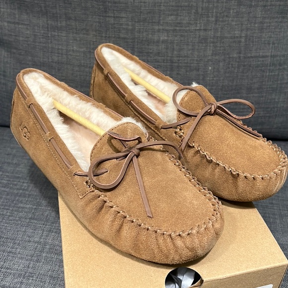 *new* kids Ugg Slippers - Picture 1 of 7